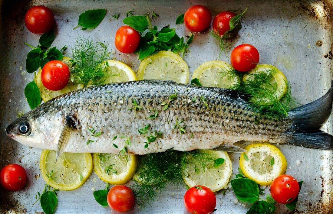 Grey mullet on lemon slices