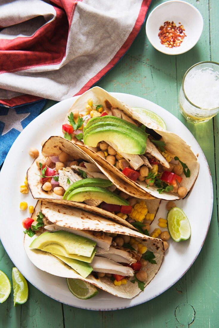 Tacos gefüllt mit Geflügel, Kichererbsen, Mais & Avocado