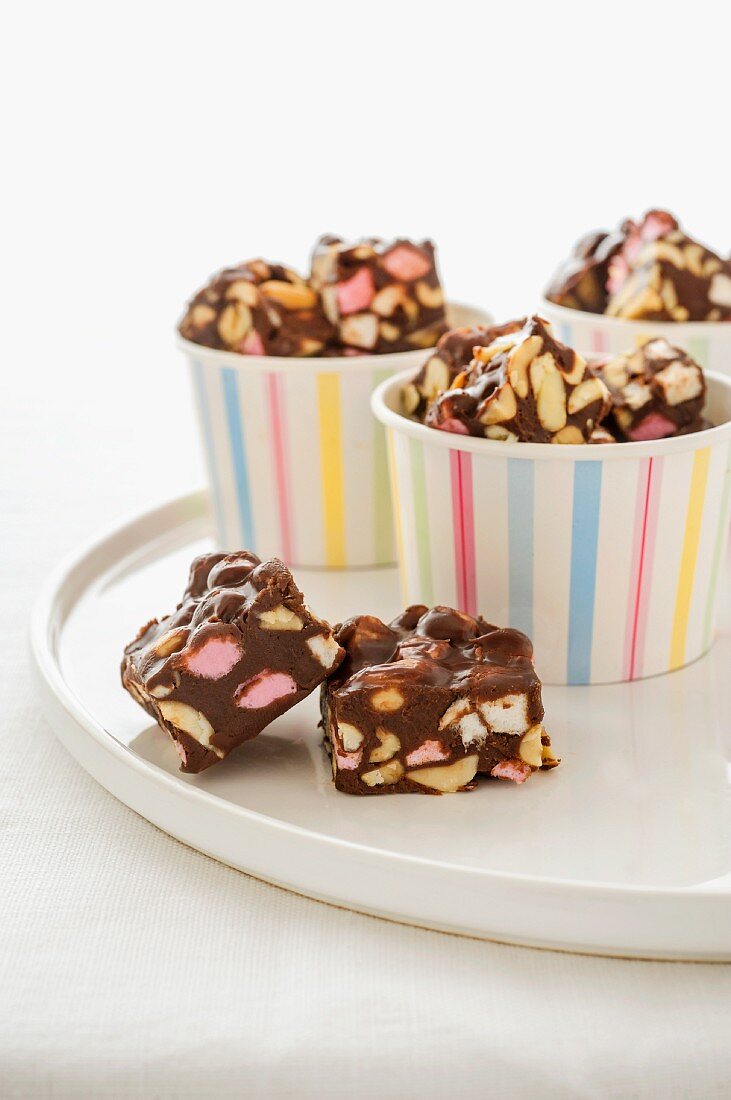 Rocky Road Fudge (Schokoladen-Karamellkuchen mit Marshmallows)