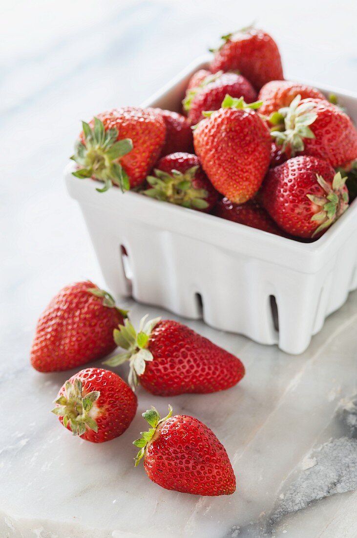 Frische Erdbeeren in Porzellankörbchen