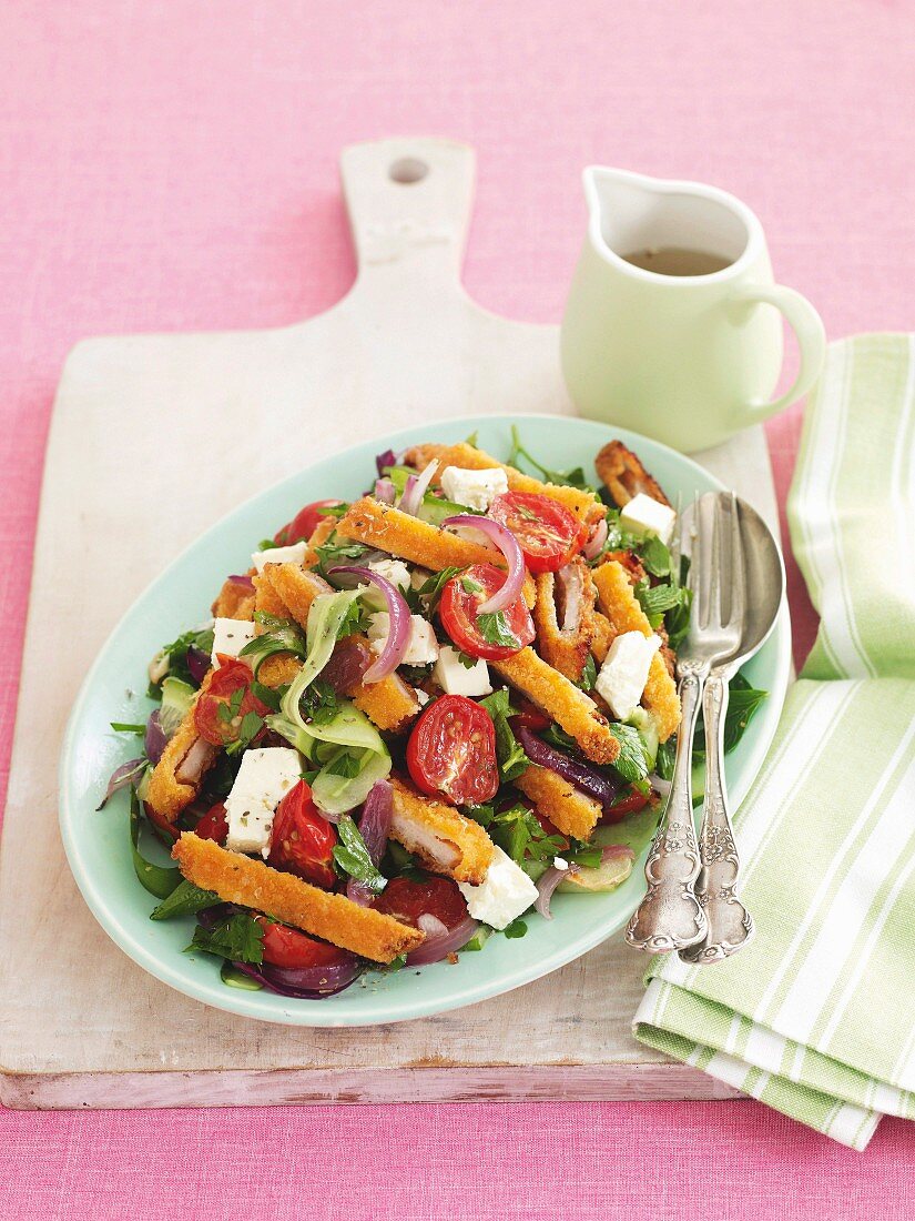 Griechischer Salat mit Hähnchenschnitzel