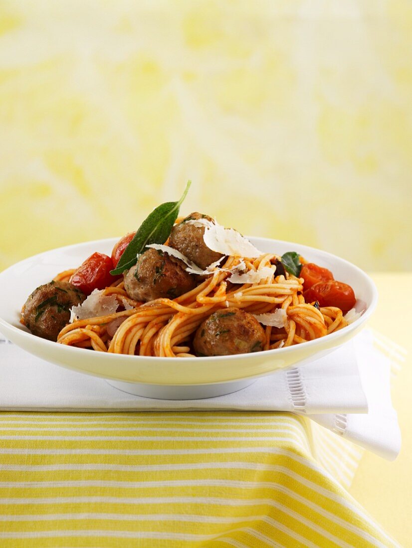 Spaghetti mit Tomatensauce und Kalbshackbällchen