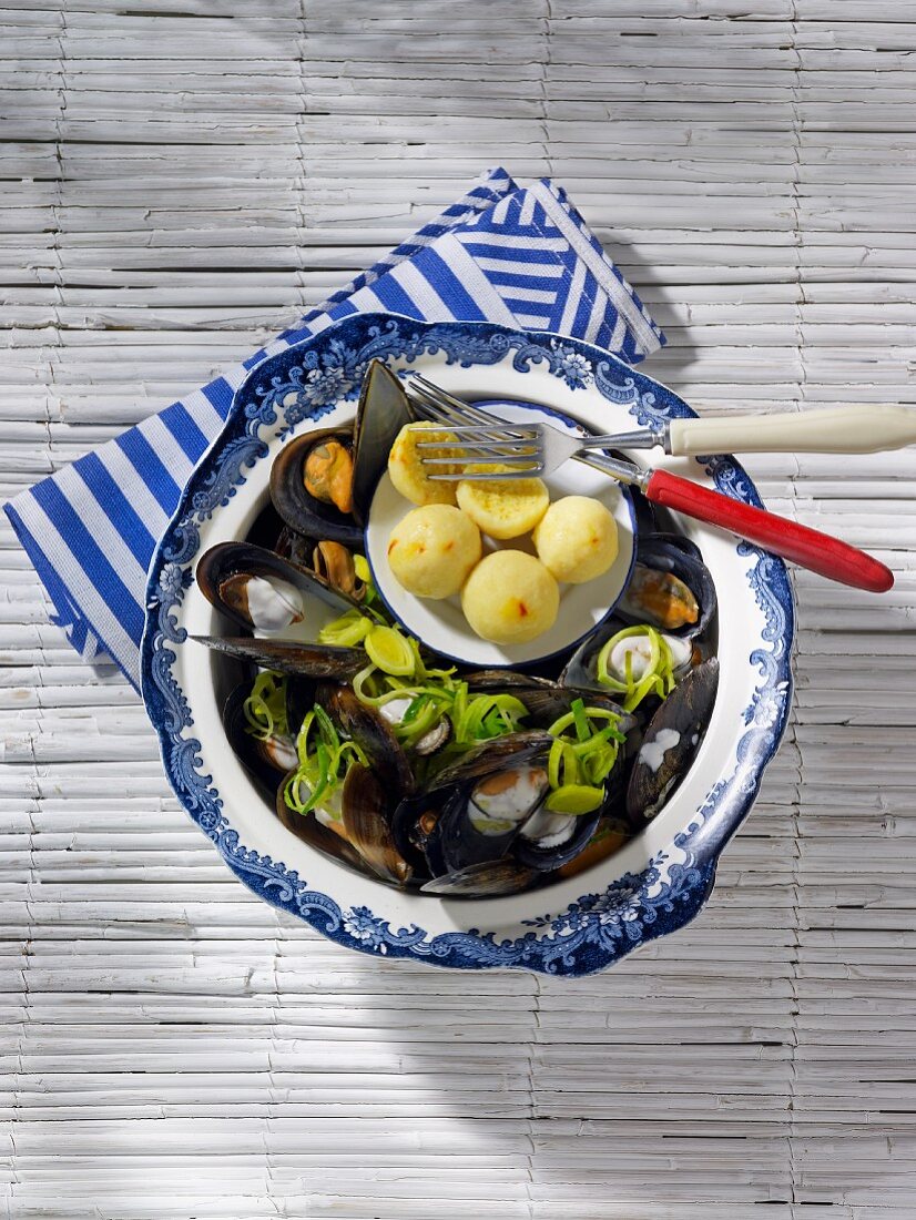 Mussels served with potato dumplings