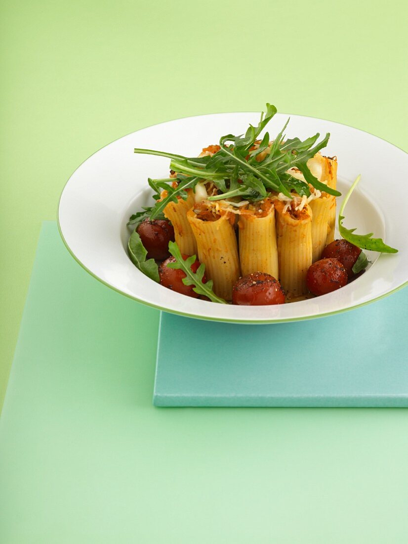 Gefüllte Rigatoni mit Kirschtomaten und Rucola