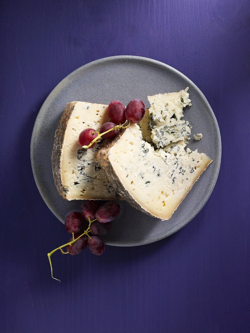 Blue sheep's cheese and red grapes