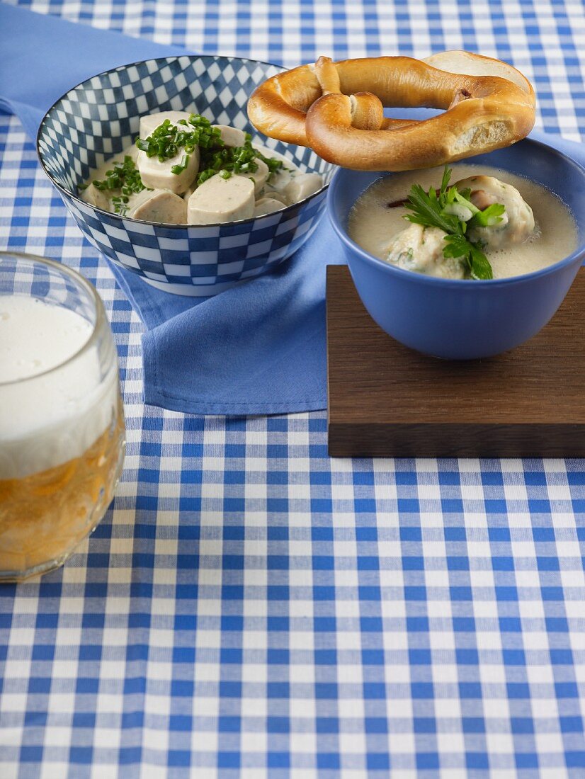 Zweierlei Weisswurst: Weisswurstsalat und Brätklösschen