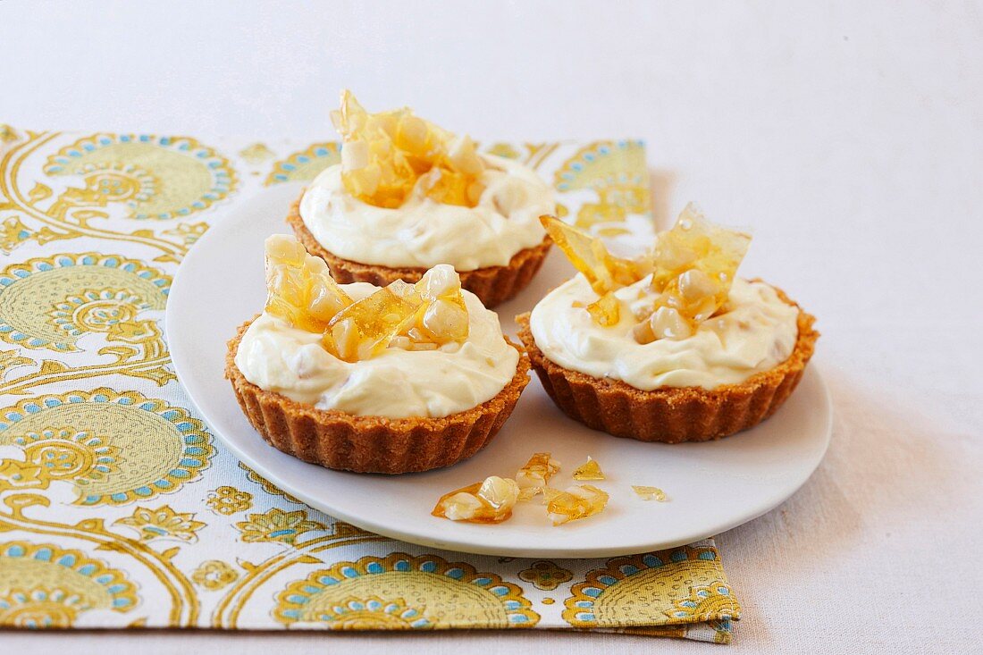 Tartlets with macadamia nuts and lemon brittle
