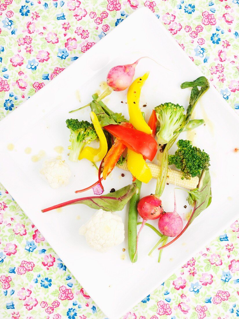 Vegetable salad with vinaigrette (view from above)