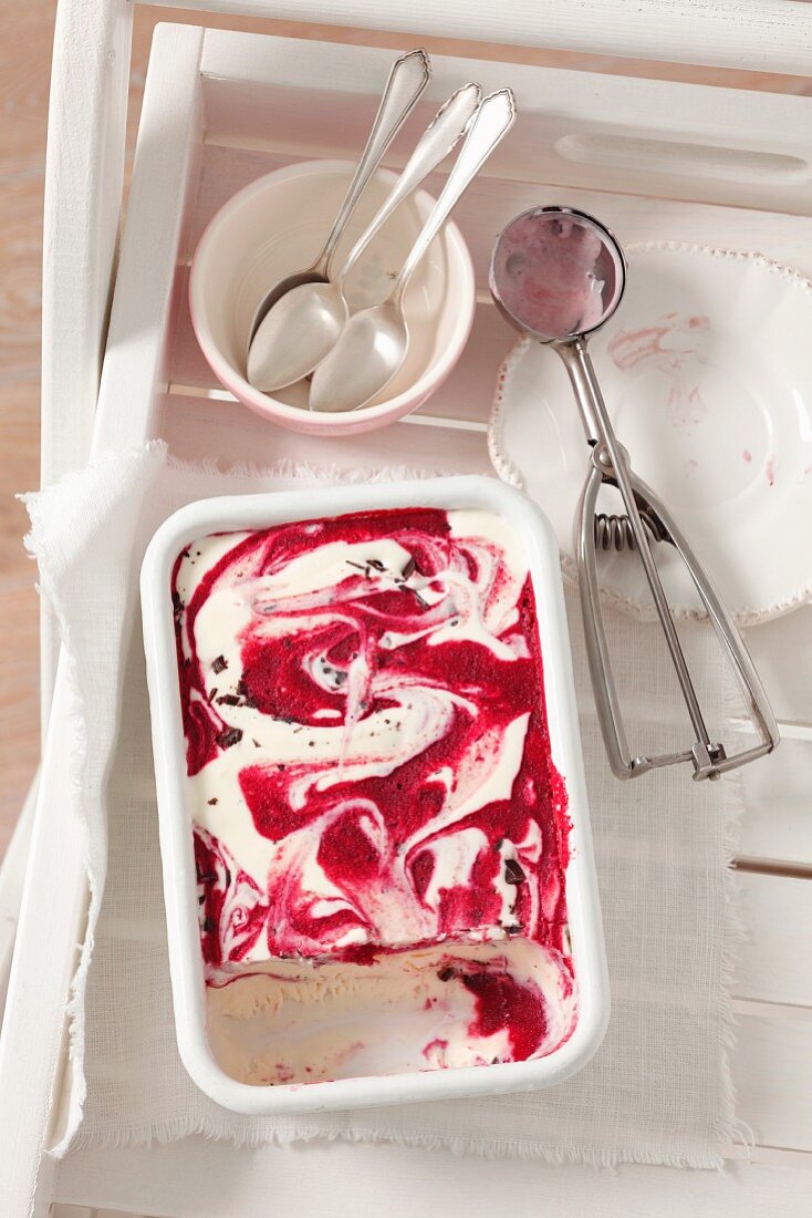 Home–made cherry yogurt ice cream
