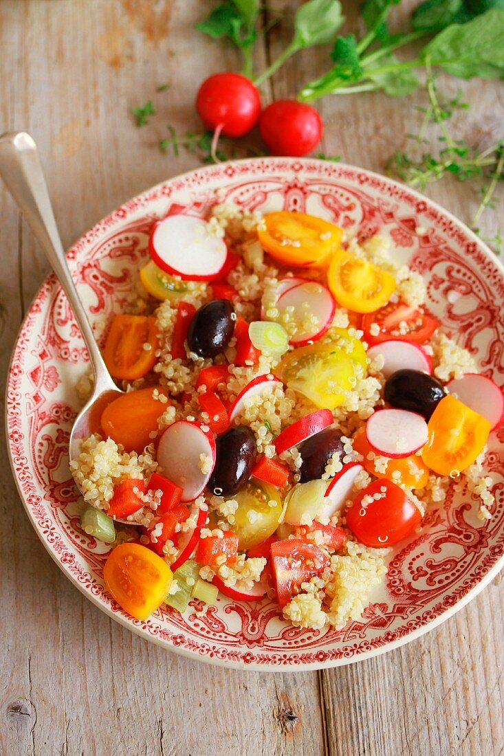 Quinoasalat mit Radieschen und Cocktailtomaten