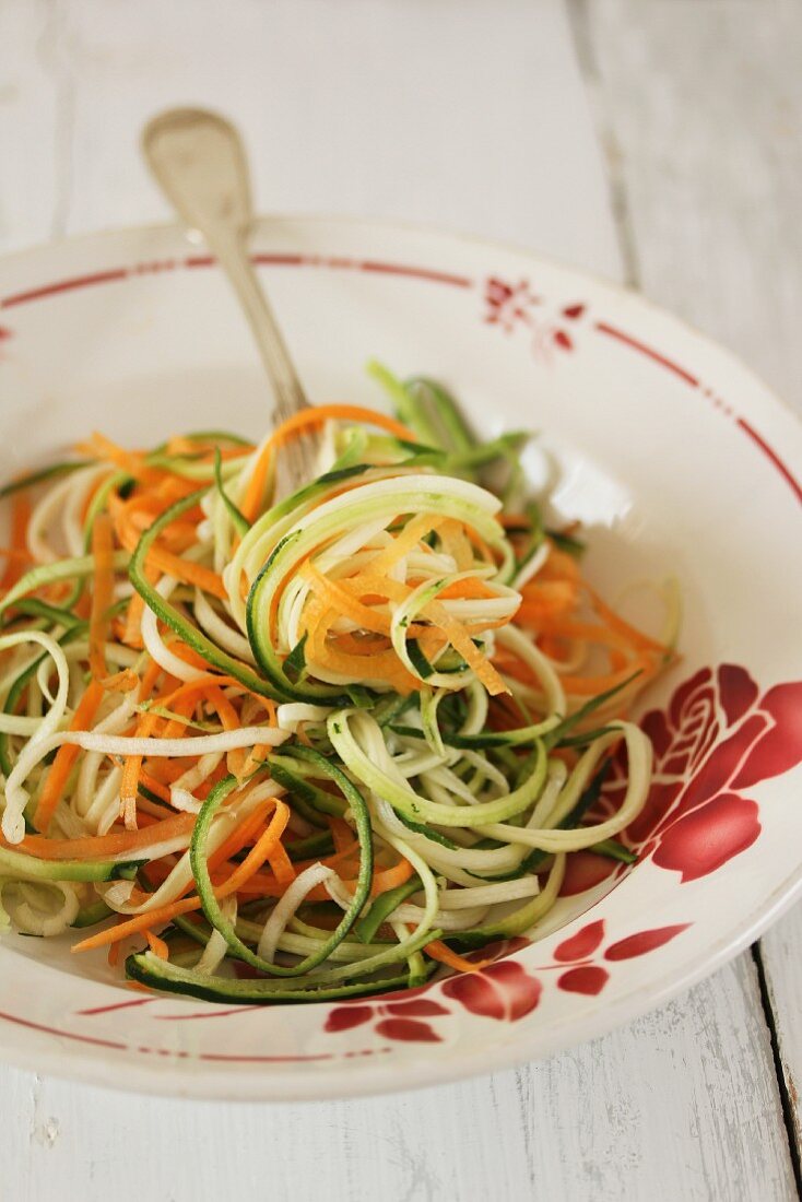 Carrot and courgette 'spaghetti' (uncooked)