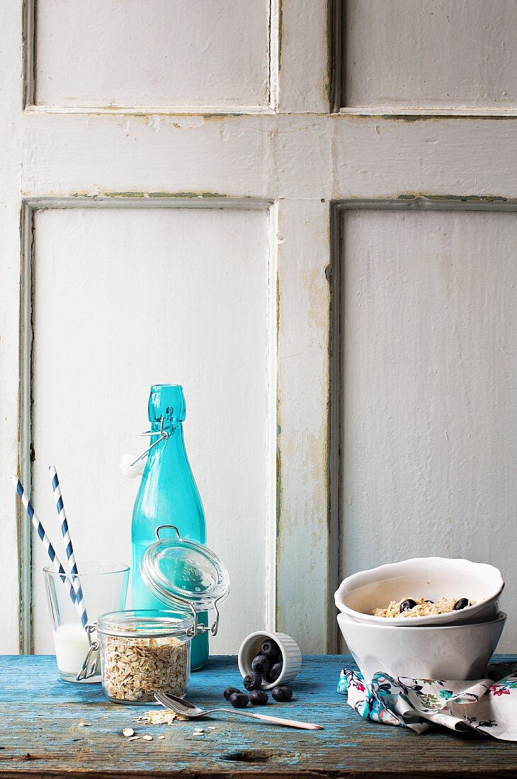 Haferflocken und Blaubeeren und Milch