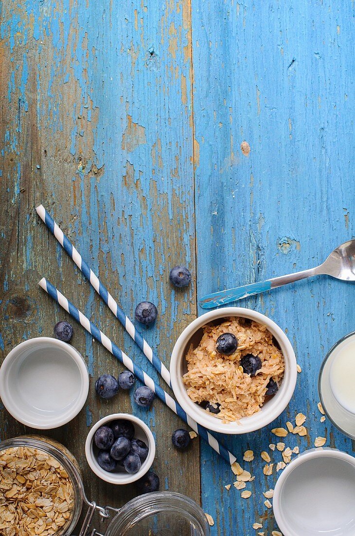 Haferflocken mit Blaubeeren und Milch