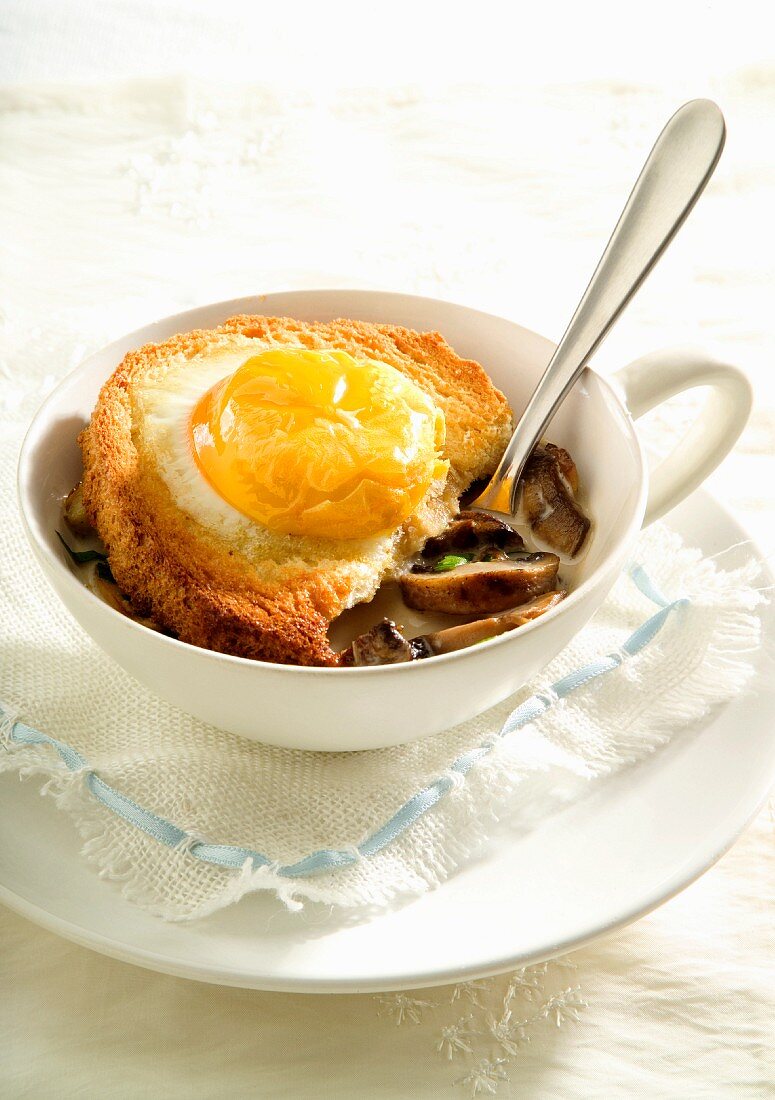 Pilzsuppe mit Toast und Ei