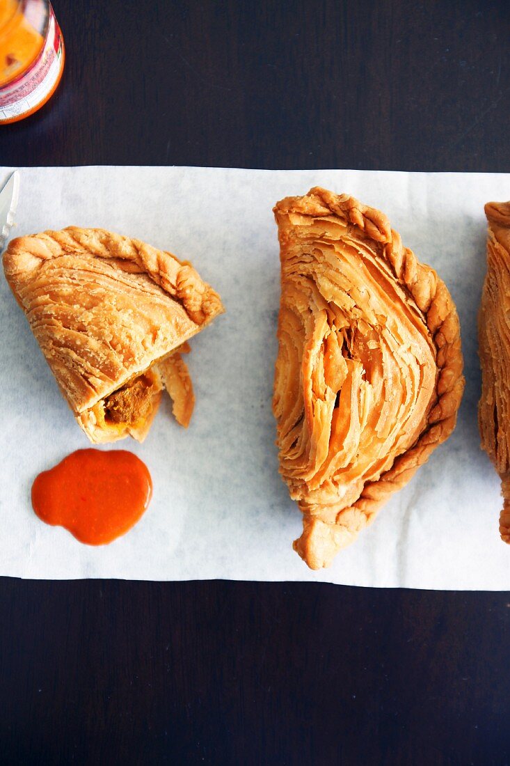 Puff pastry parcels filled with curry (Asia)
