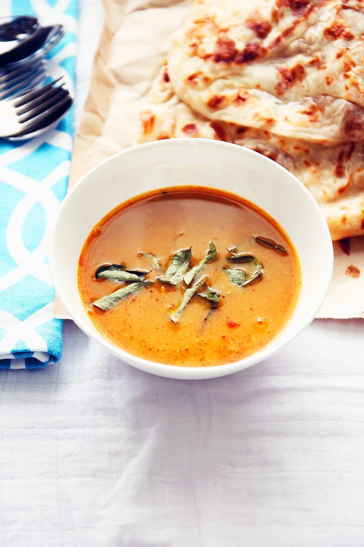 Dal und Roti Canai (Suppe und Fladenbrot, Asien)