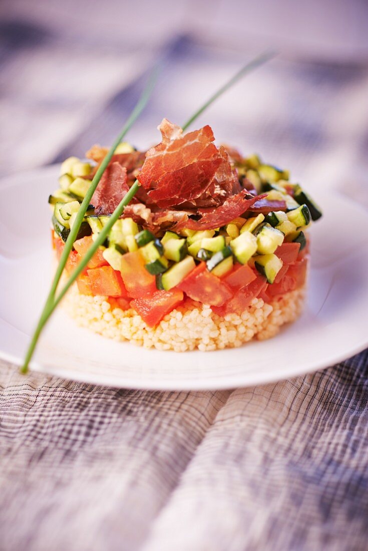 Tabbouleh mit Tomaten, Zucchini und Schinken