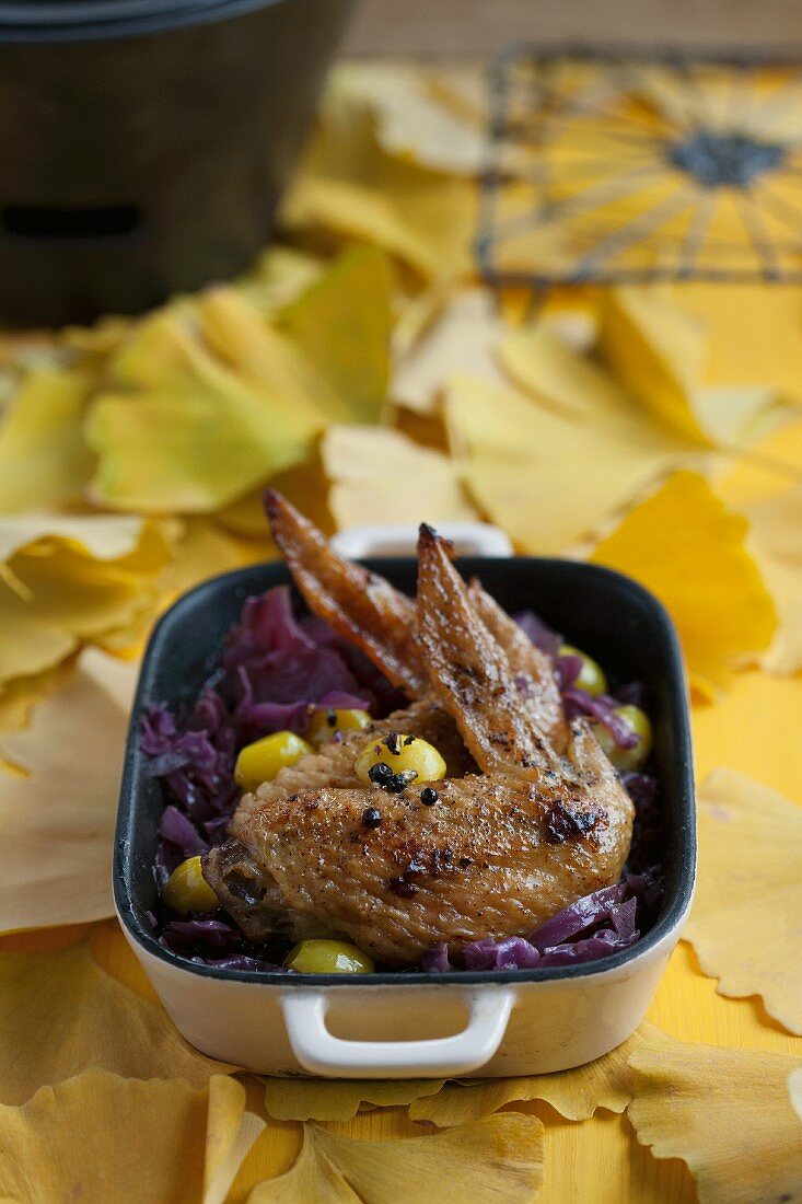 Chicken wings with red cabbage and gingko nuts