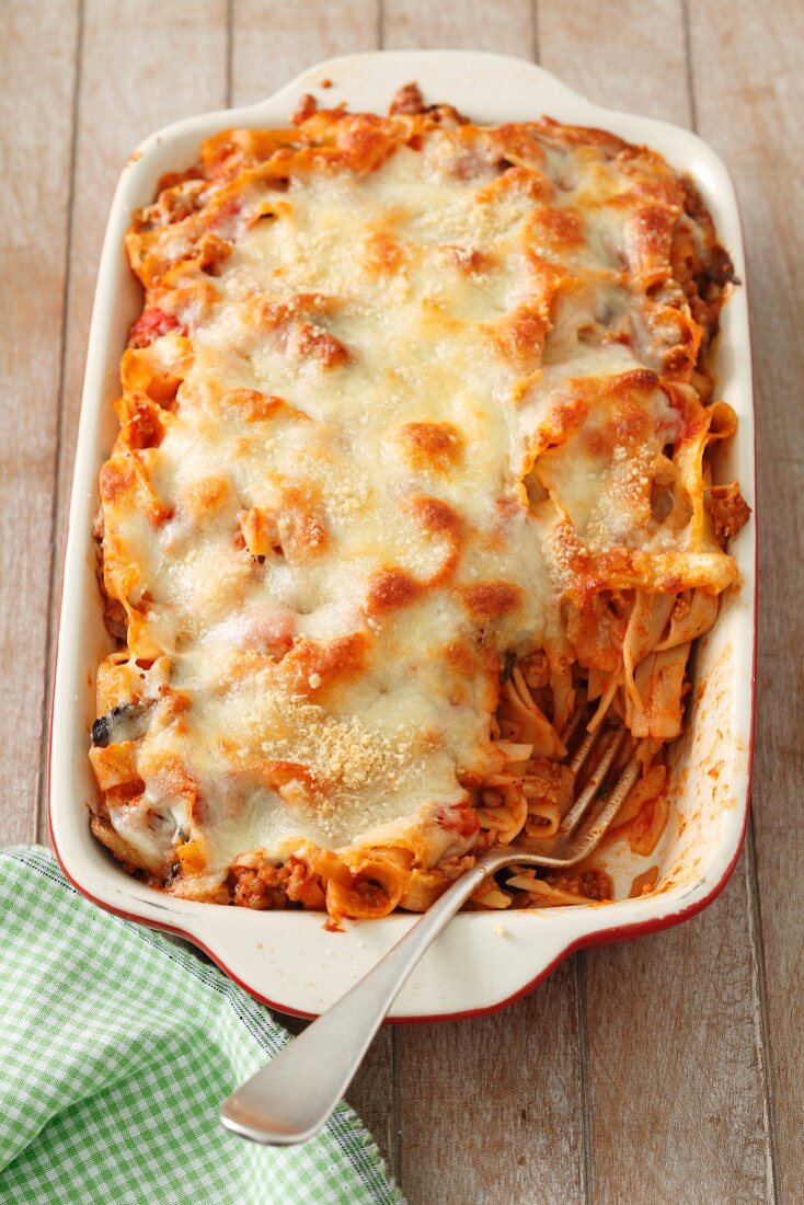Pasta and meat bake with mozzarella