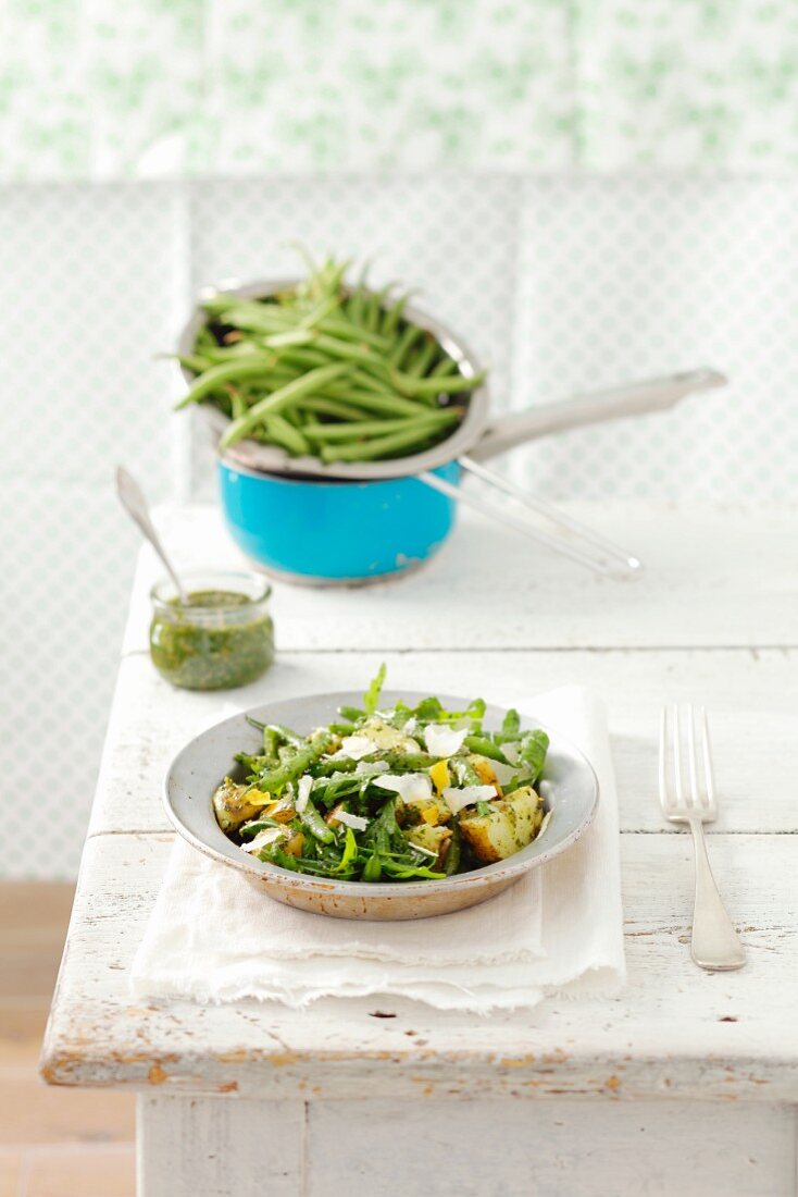 Kartoffelsalat mit grünen Bohnen, Rucola und Pesto