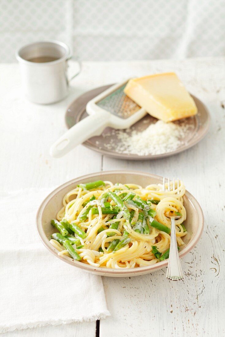 Spaghetti with green bean, onion and cream