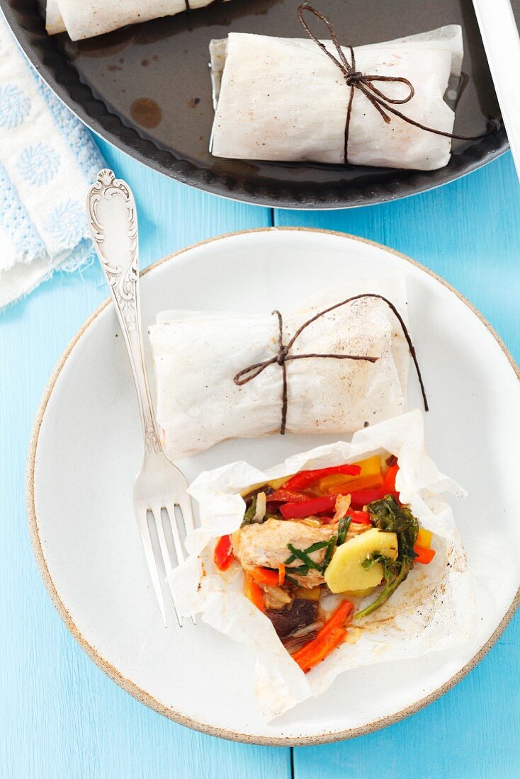 Chicken with vegetables, baked in parchment