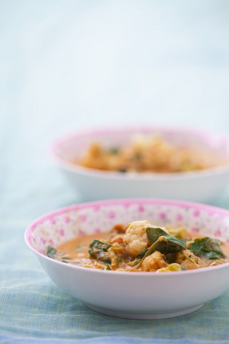 Curry soup with cauliflower, spinach and carrots