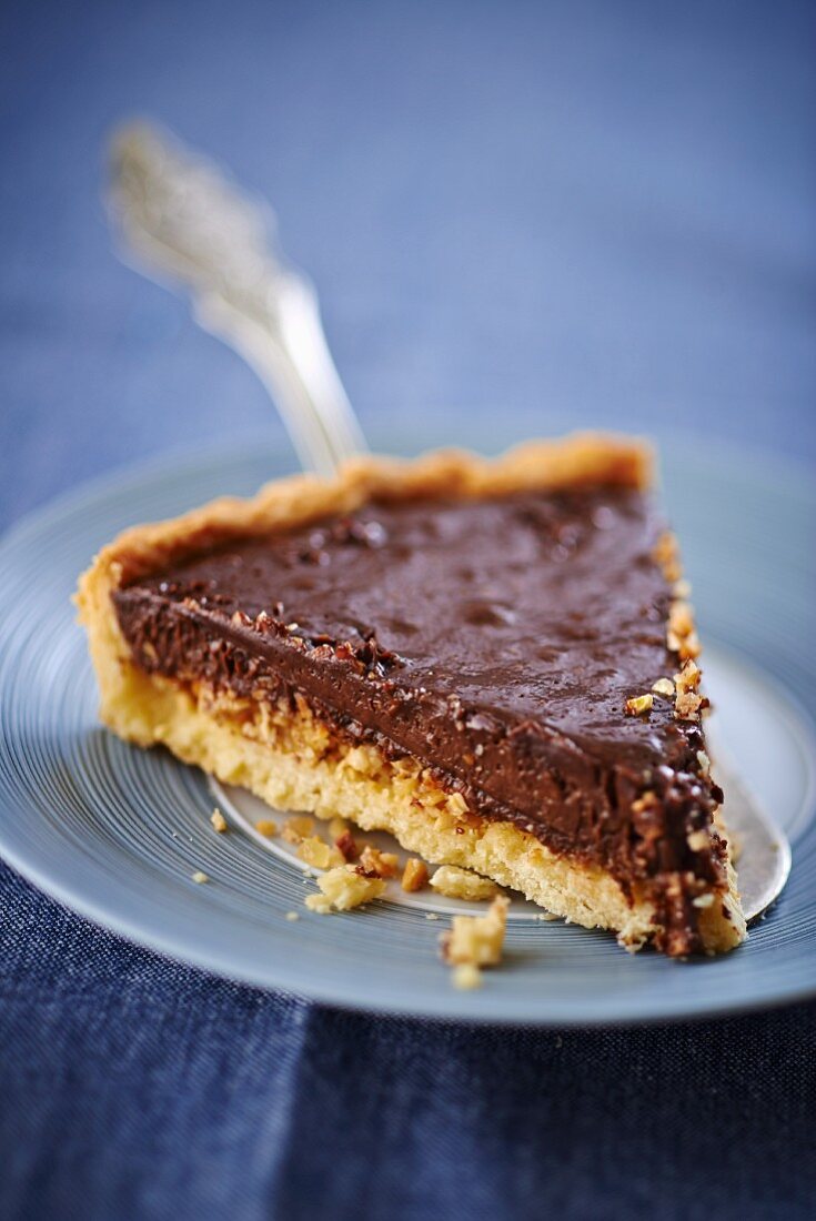 Ein Stück Schokoladenkuchen auf Tortenheber & Teller