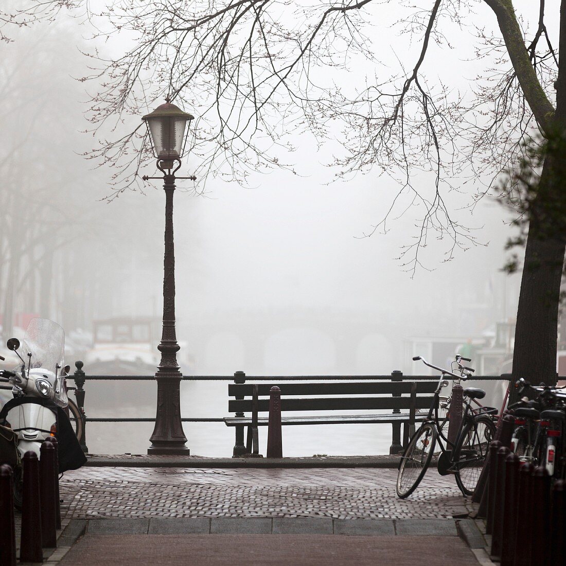Blick auf Gracht in Amsterdam im morgentlichen Nebel