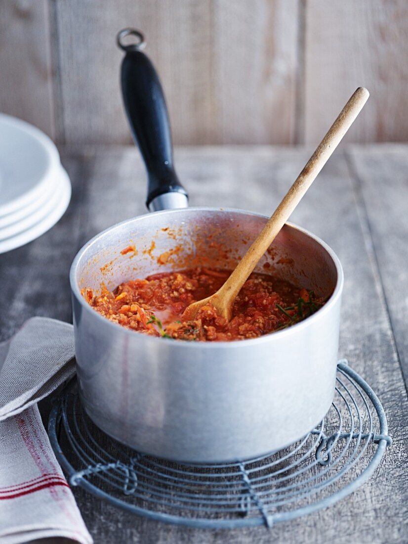 Sauce Bolognese in Topf auf Abkühlgitter