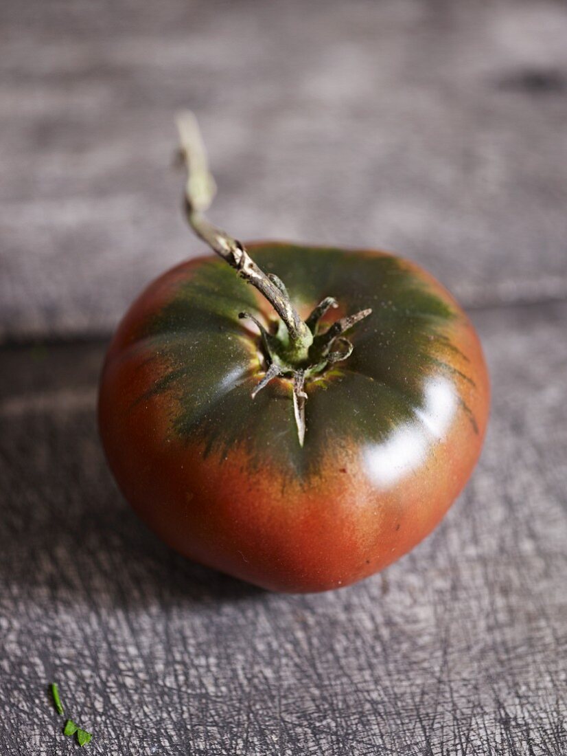 Eine schwarze Tomate