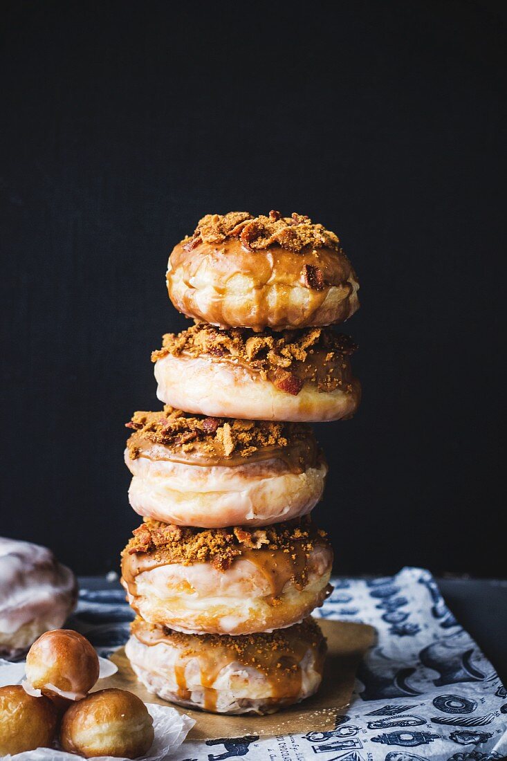 Gestapelte Doughnuts mit Karamell