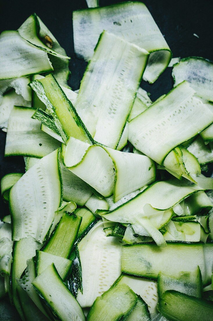 Viele Zucchinistreifen