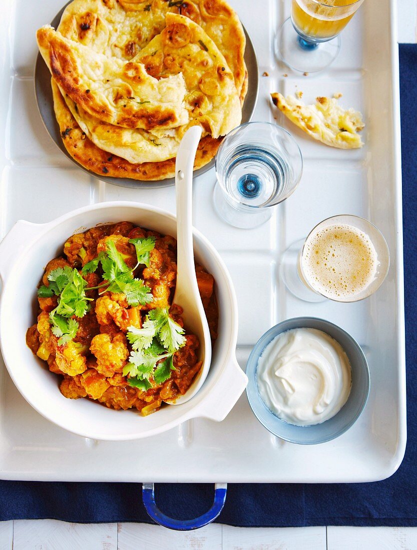 Blumenkohlcurry mit Tomaten und Koriandergrün, Naan-Brot