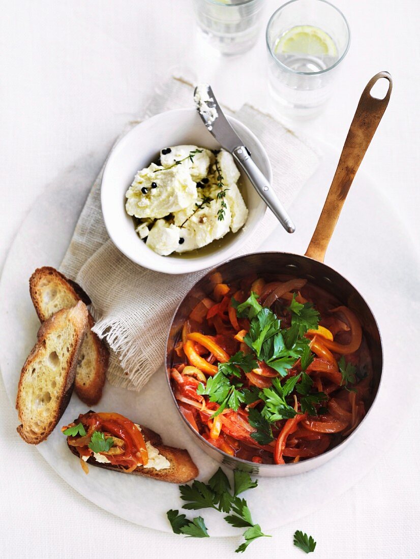 Piperade mit Frischkäse und Baguette