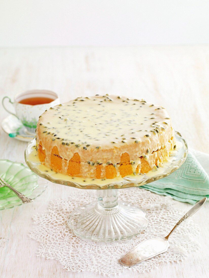 Biskuittorte mit Passionsfruchtglasur