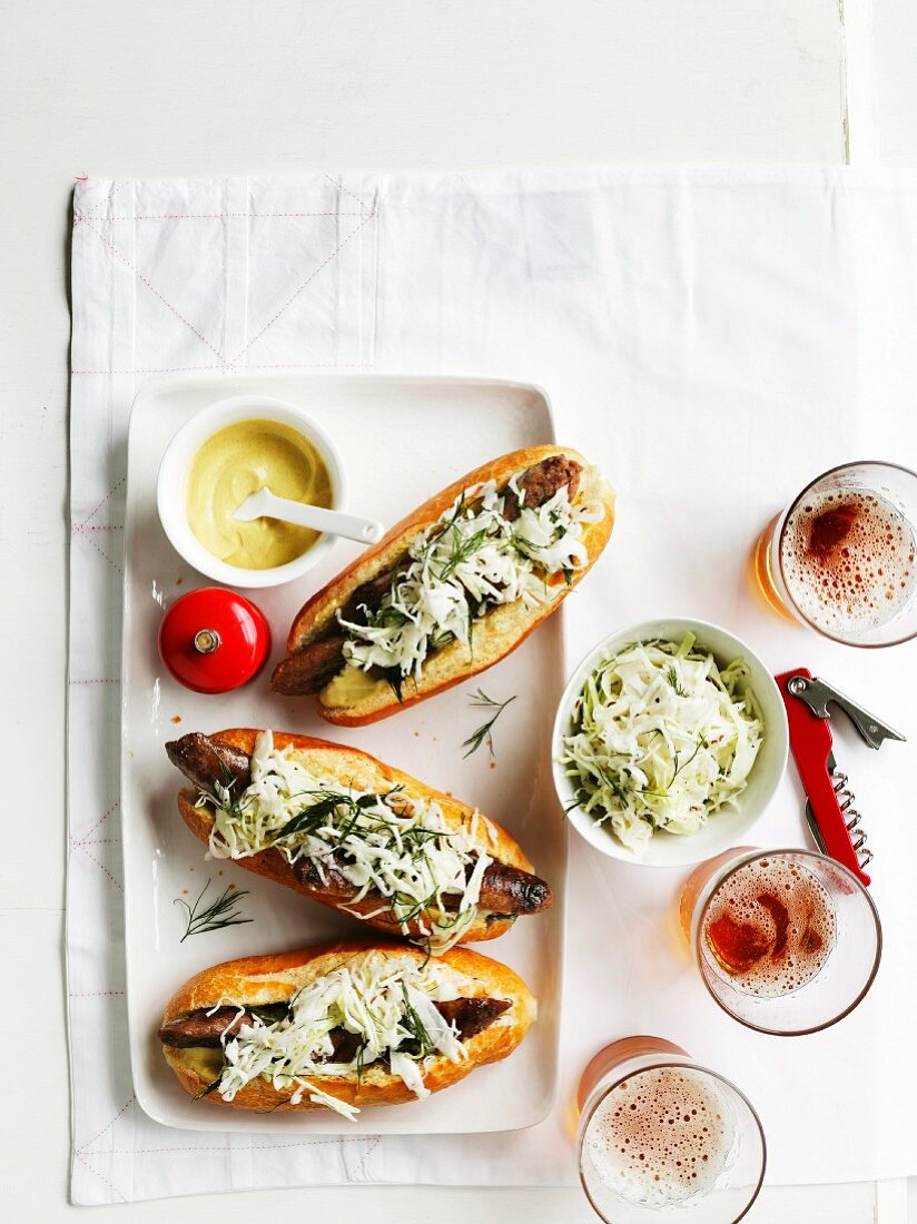 Brötchen mit Grillwurst, Coleslaw mit Dill, Senf und Bier