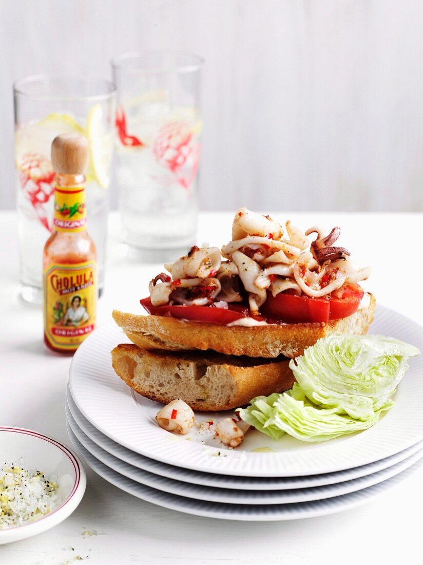 Sandwich mit Calamari, Mayonnaise und Würzsauce