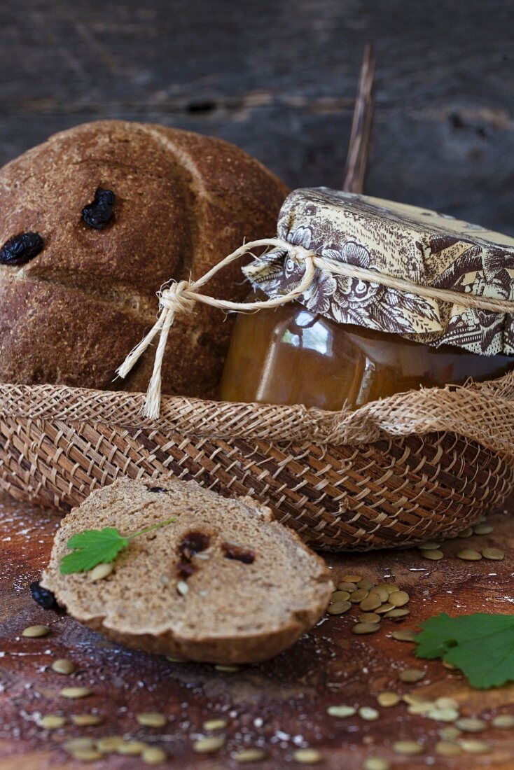 Roggenbrot mit getrockneten Kirschen, Marmeladenglas