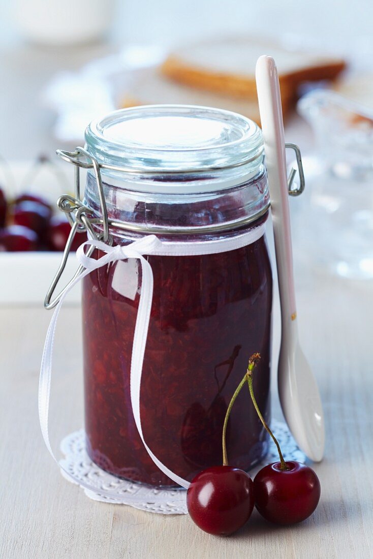 Kirschmarmelade im Weckglas mit Schleife als Geschenk