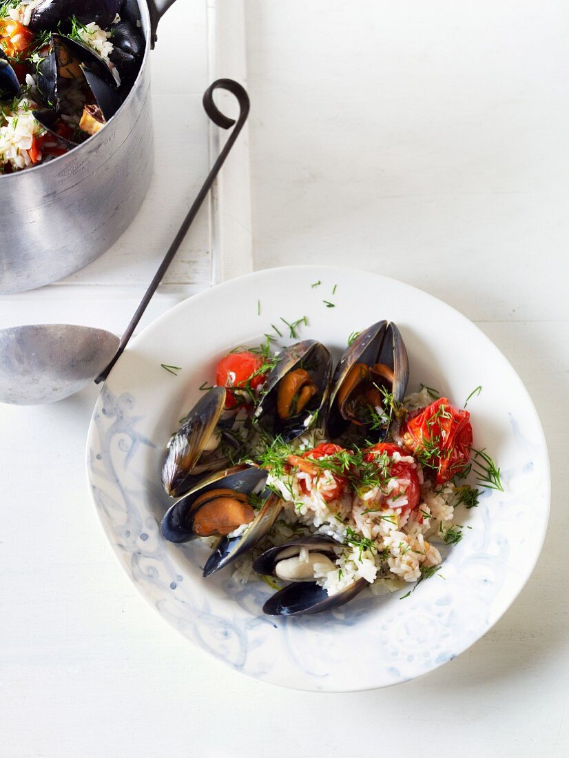 Miesmuscheln mit Tomaten-Reis-Pilaw und Dill