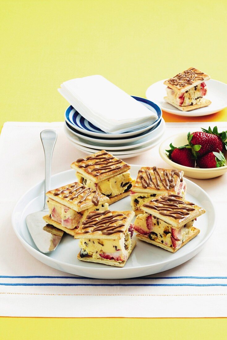 Eis-Sandwiches mit Honigeis und Erdbeeren