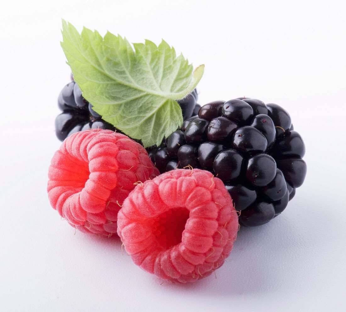 Raspberries and blackberries (close-up)