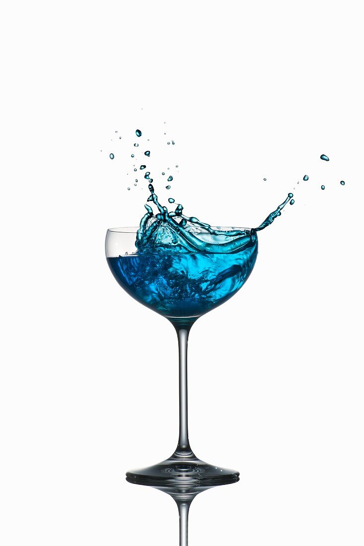 Blue Curacao spritzt aus dem Glas
