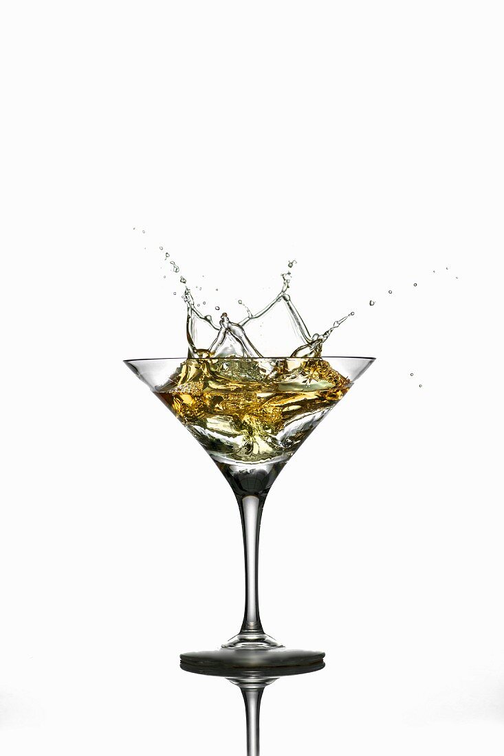 Martini spritzt aus dem Glas