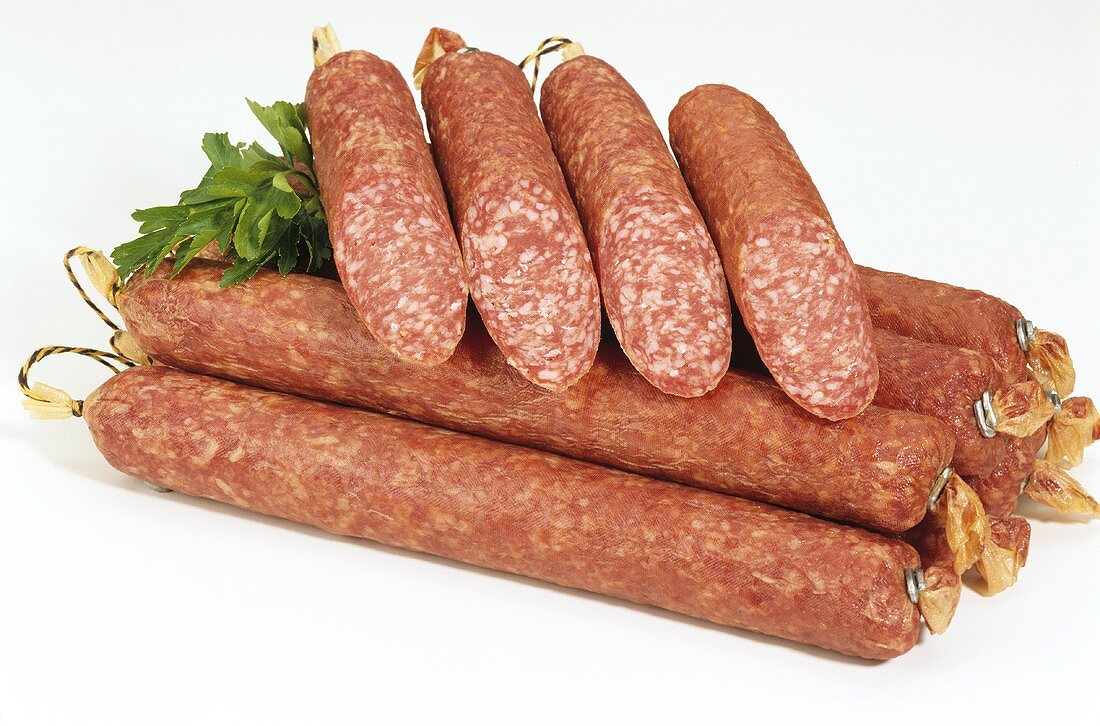 Mehrere Salami & zwei halbierte Salami