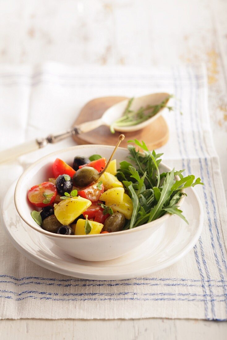 Mediterraner Kartoffelsalat mit Rucola, Tomaten und Oliven