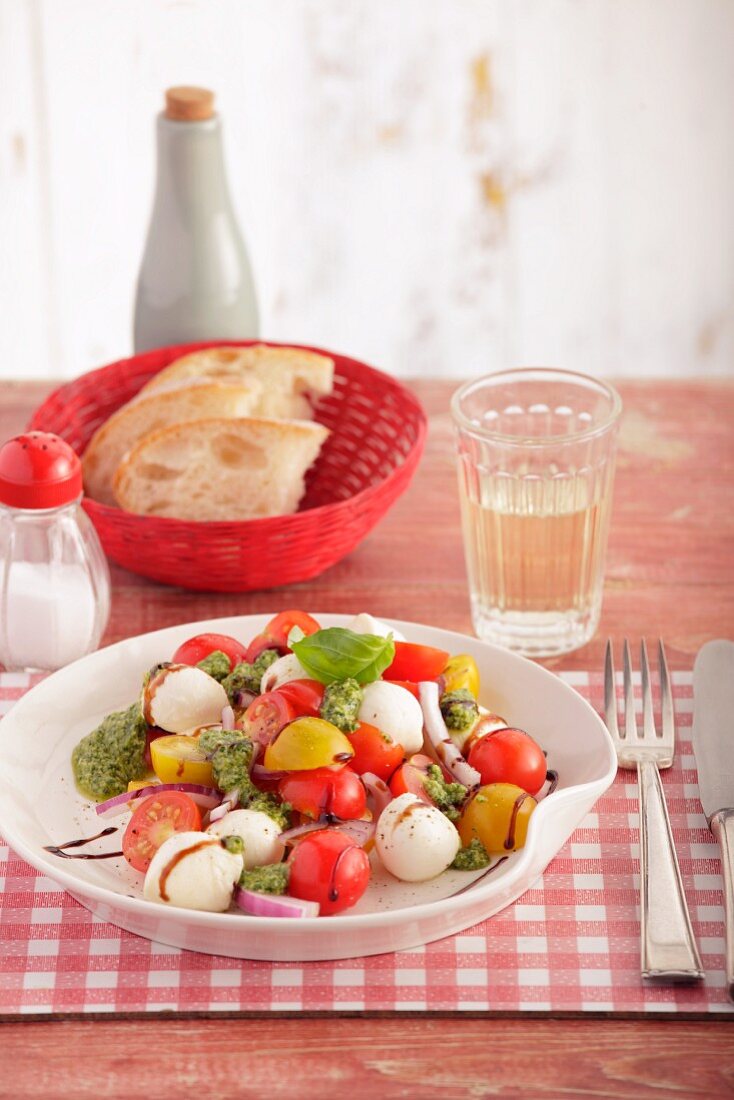 Tomato salad with mozzarella and pesto