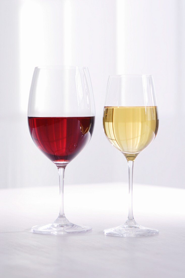Rotweinglas und Weissweinglas