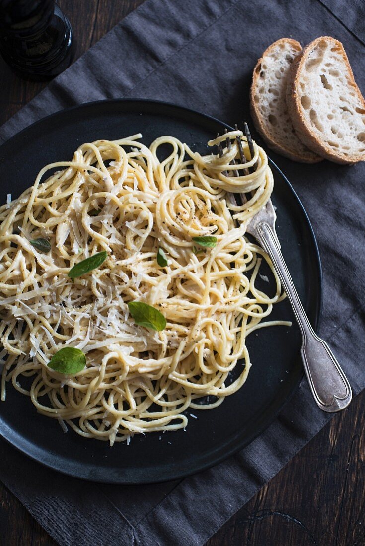 Spaghetti with pesto (close-up)